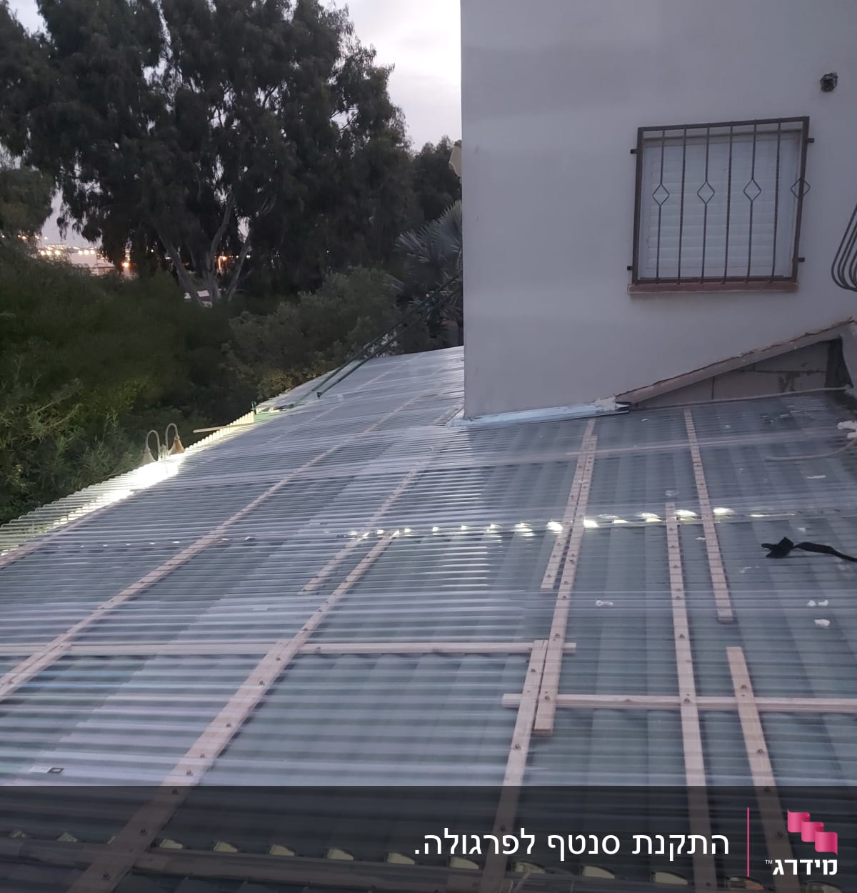גג פלסטיק שקוף עם קורות עץ וחלונות